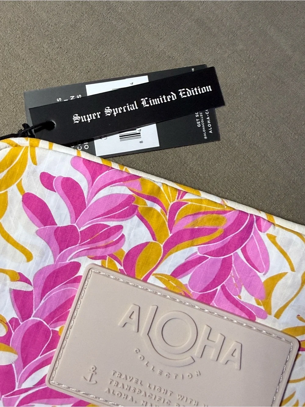 NWT RARE Aloha Collection SUPER SPECIAL LIMITED EDITION Le Tour Lei Stand Taffy